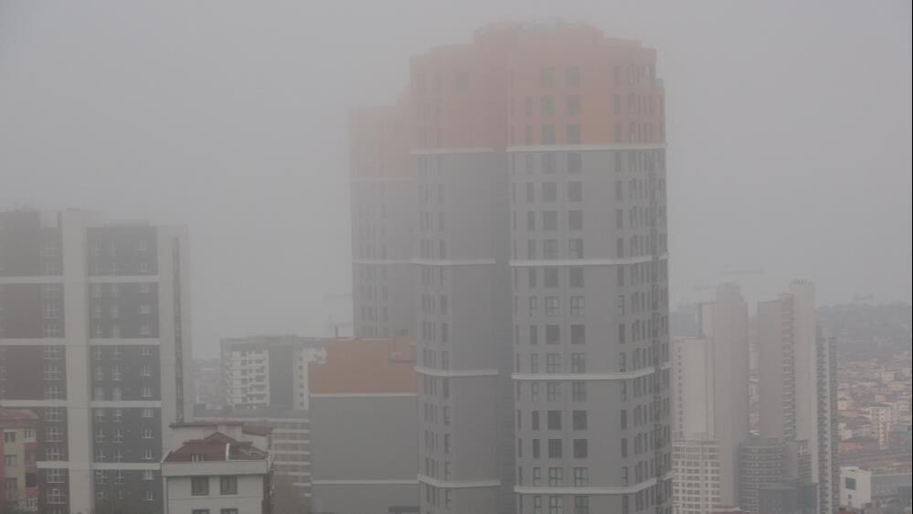 İstanbul'u sis bastı! Anadolu yakasında göz gözü görmüyor - 1. Resim