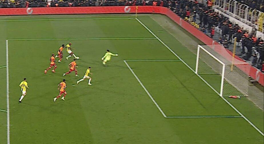 Karar 2 dakika sonra geldi! Fenerbahçe'nin golünde VAR krizi Karar 2 dakika sonra geldi! Fenerbahçe'nin golünde VAR krizi - 1. Resim