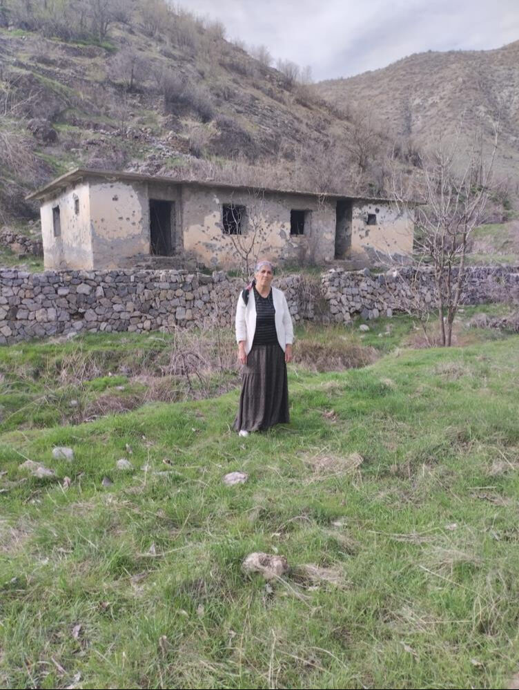 Kurudere köyü özel izinle açıldı! 30 yıl sonra kavuştular, ilk işleri mezarı ziyaret oldu Kurudere köyü özel izinle açıldı! 30 yıl sonra kavuştular, ilk işleri mezarı ziyaret oldu - 1. Resim