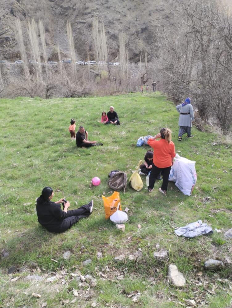 Kurudere köyü özel izinle açıldı! 30 yıl sonra kavuştular, ilk işleri mezarı ziyaret oldu Kurudere köyü özel izinle açıldı! 30 yıl sonra kavuştular, ilk işleri mezarı ziyaret oldu - 2. Resim
