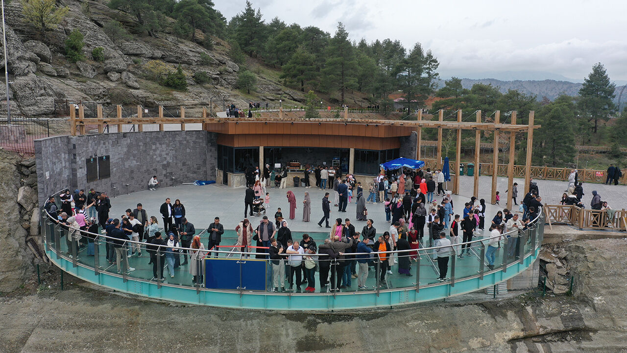 Manzarası nefes kesiyor! Ali Kayası Cam Teras ziyaretçi akınına uğruyor Manzarası nefes kesiyor! Ali Kayası Cam Teras ziyaretçi akınına uğruyor - 5. Resim