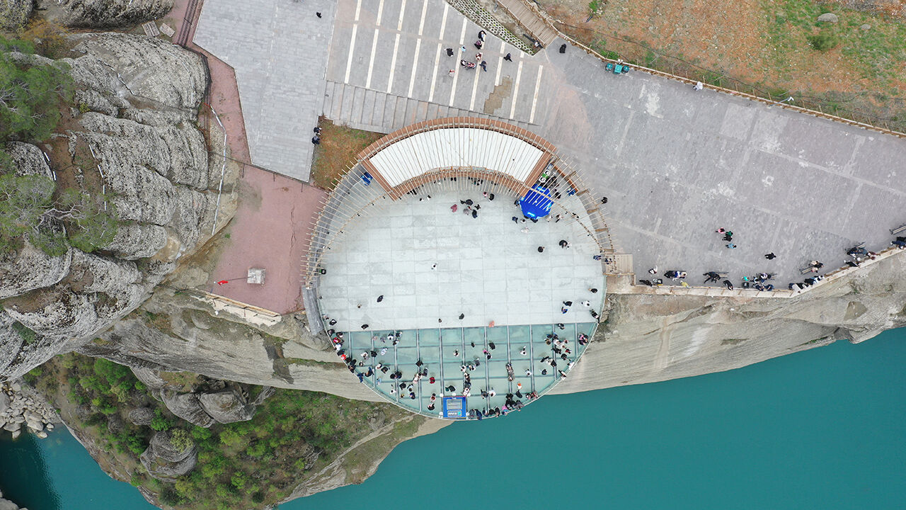 Manzarası nefes kesiyor! Ali Kayası Cam Teras ziyaretçi akınına uğruyor Manzarası nefes kesiyor! Ali Kayası Cam Teras ziyaretçi akınına uğruyor - 6. Resim