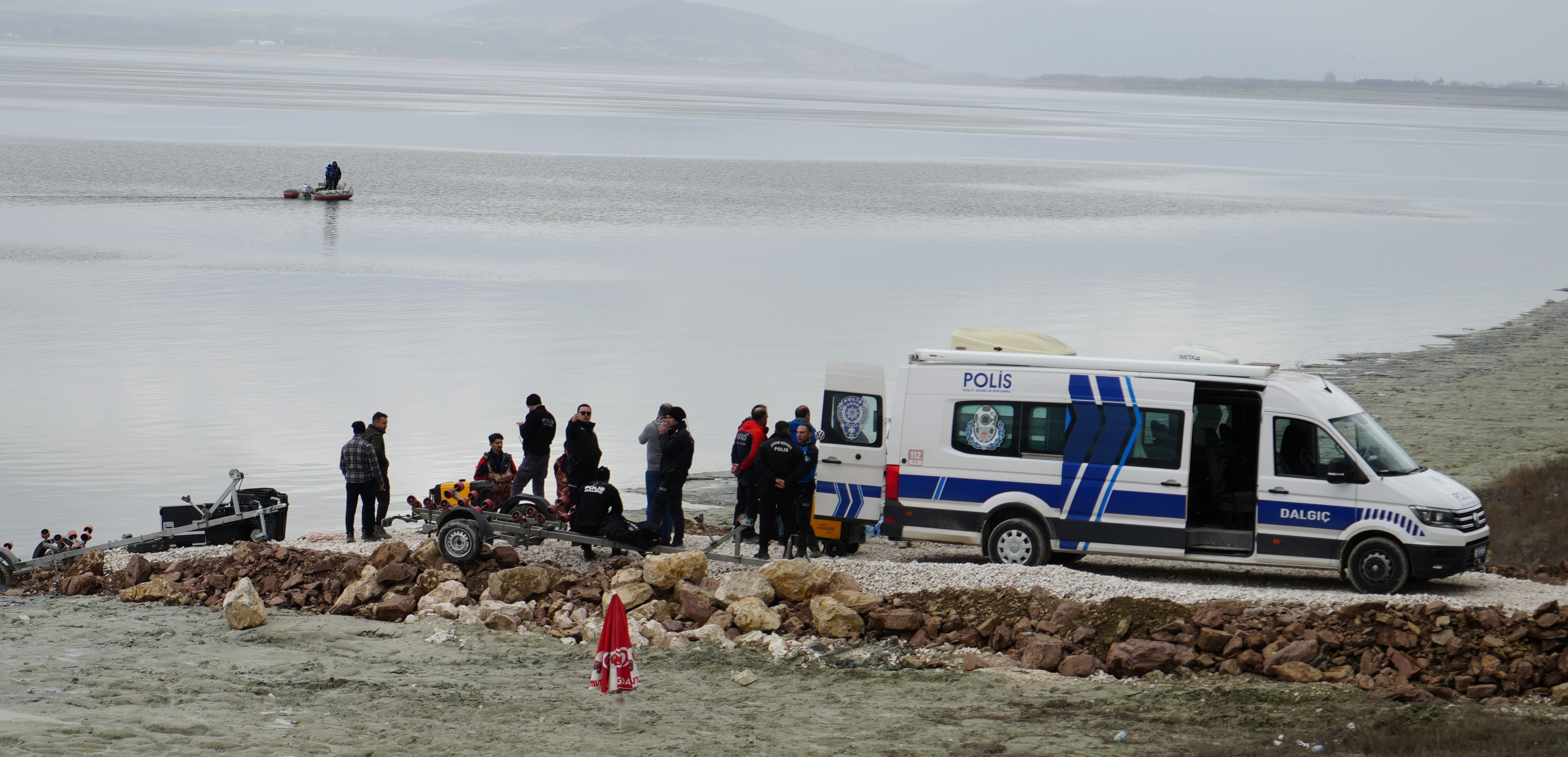 Onlarca polis seferber oldu! Günlerdir kayıp olan Hilmi Güleşir için Burdur Gölü'ne dalgıçlar geldi - 3. Resim