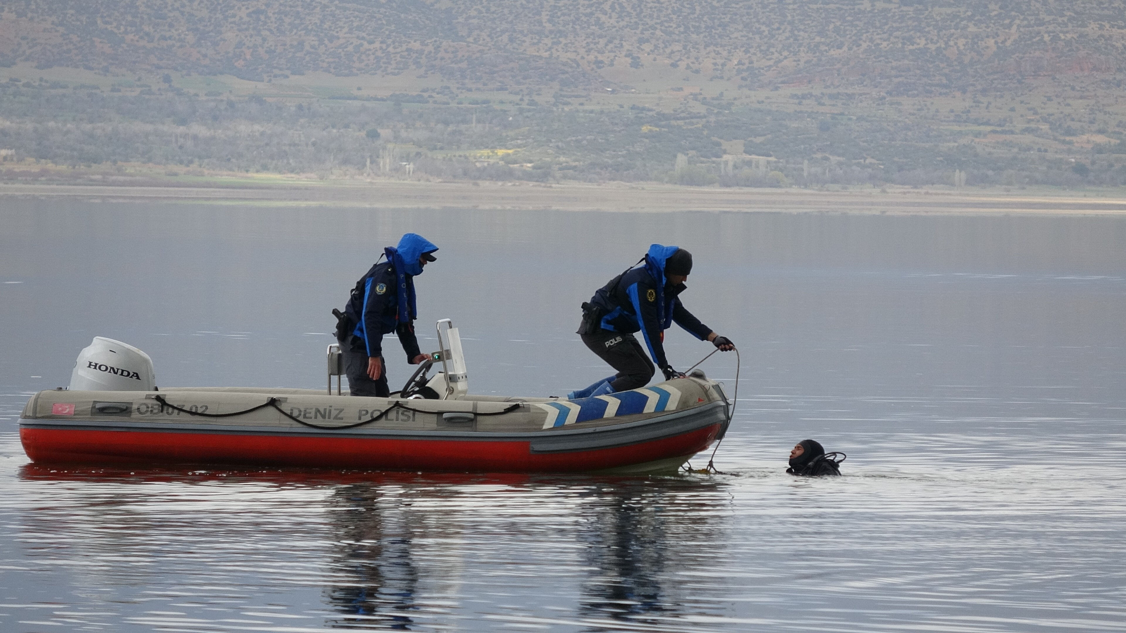 Onlarca polis seferber oldu! Günlerdir kayıp olan Hilmi Güleşir için Burdur Gölü'ne dalgıçlar geldi - 1. Resim