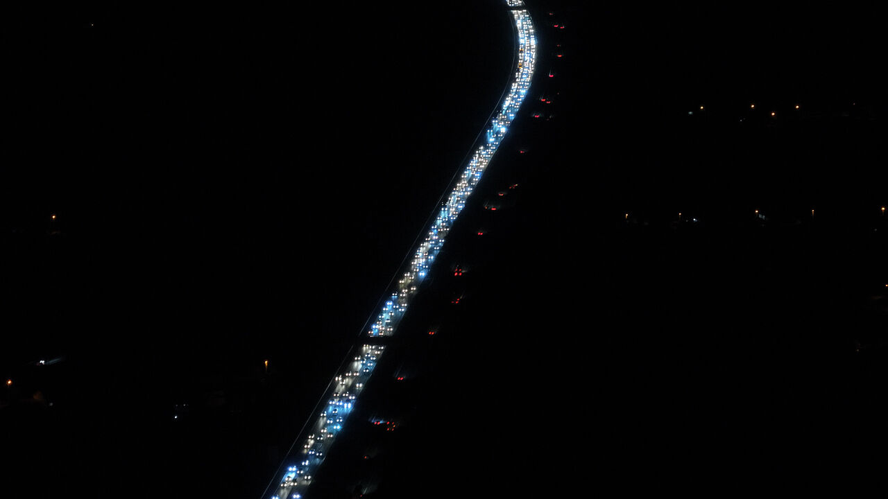 Tatilciler akın akın İstanbul'a dönüyor! Otoyollar doldu, trafik kilitlendi - 1. Resim