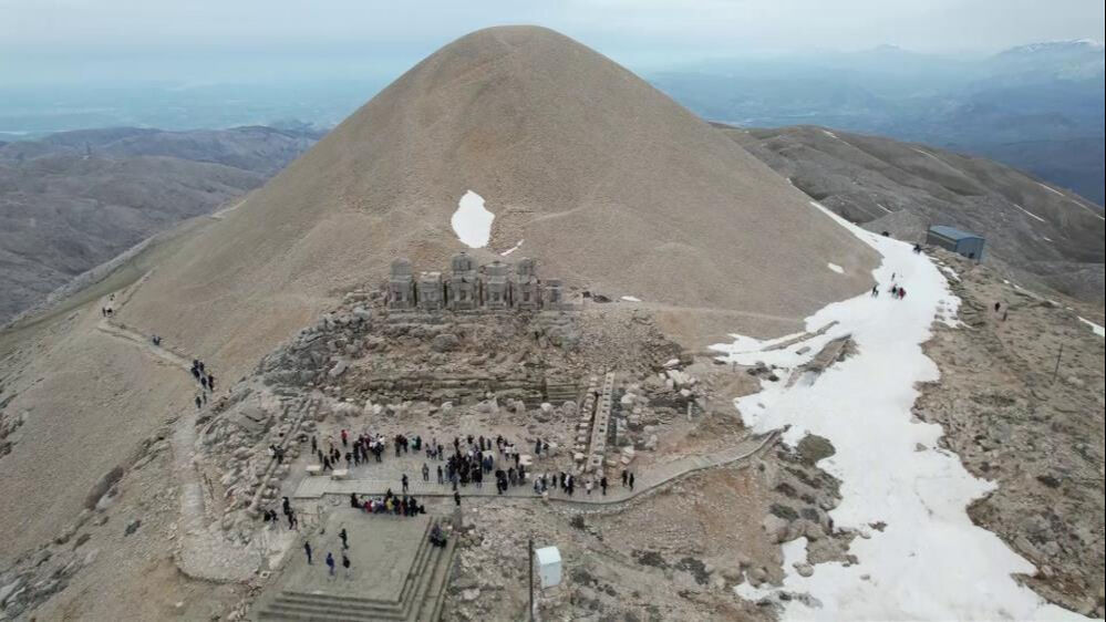 Tatilciler Nemrut Dağı'na akın etti! Günde 2000 kişi yürüdü... Tatilciler Nemrut Dağı'na akın etti! Günde 2000 kişi yürüdü... - 3. Resim
