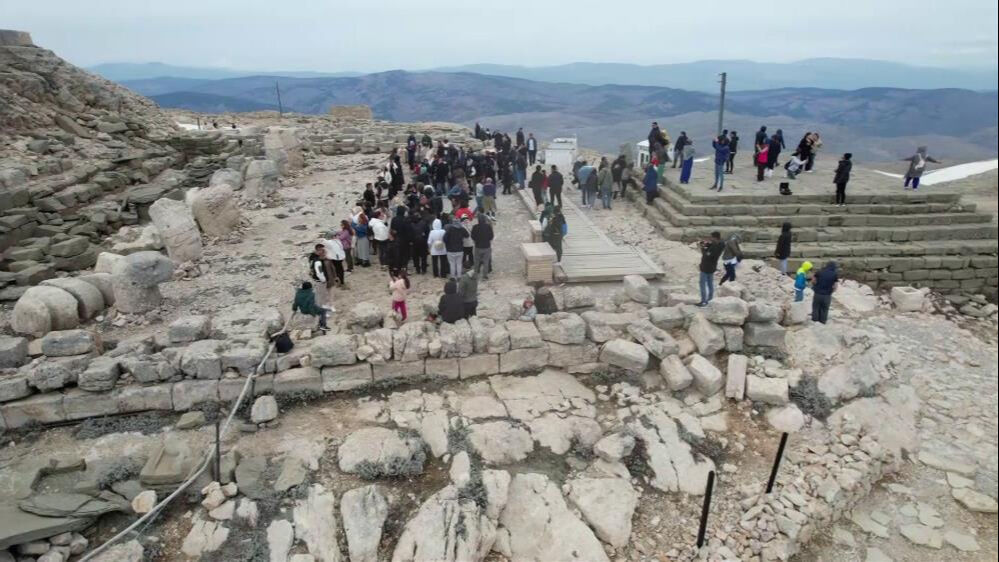 Tatilciler Nemrut Dağı'na akın etti! Günde 2000 kişi yürüdü... Tatilciler Nemrut Dağı'na akın etti! Günde 2000 kişi yürüdü... - 4. Resim