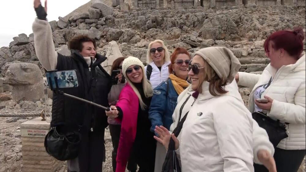 Tatilciler Nemrut Dağı'na akın etti! Günde 2000 kişi yürüdü... Tatilciler Nemrut Dağı'na akın etti! Günde 2000 kişi yürüdü... - 2. Resim