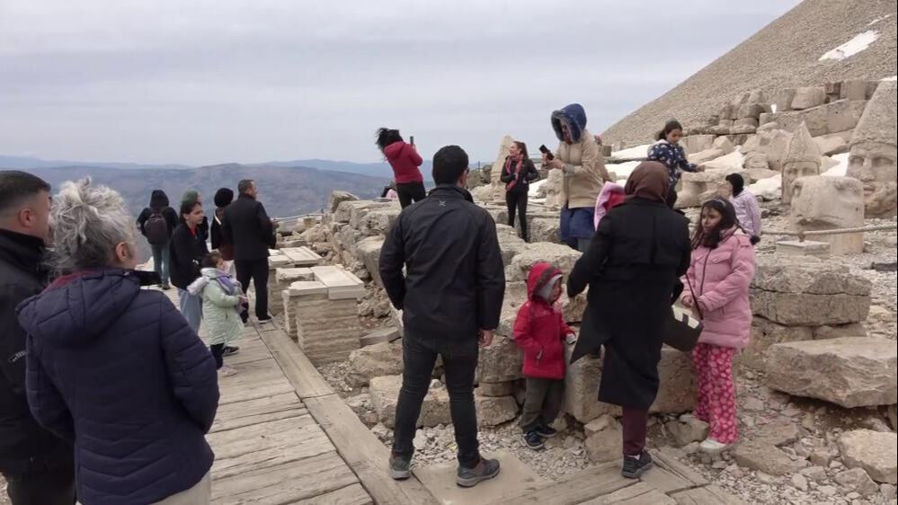 Tatilciler Nemrut Dağı'na akın etti! Günde 2000 kişi yürüdü... Tatilciler Nemrut Dağı'na akın etti! Günde 2000 kişi yürüdü... - 1. Resim