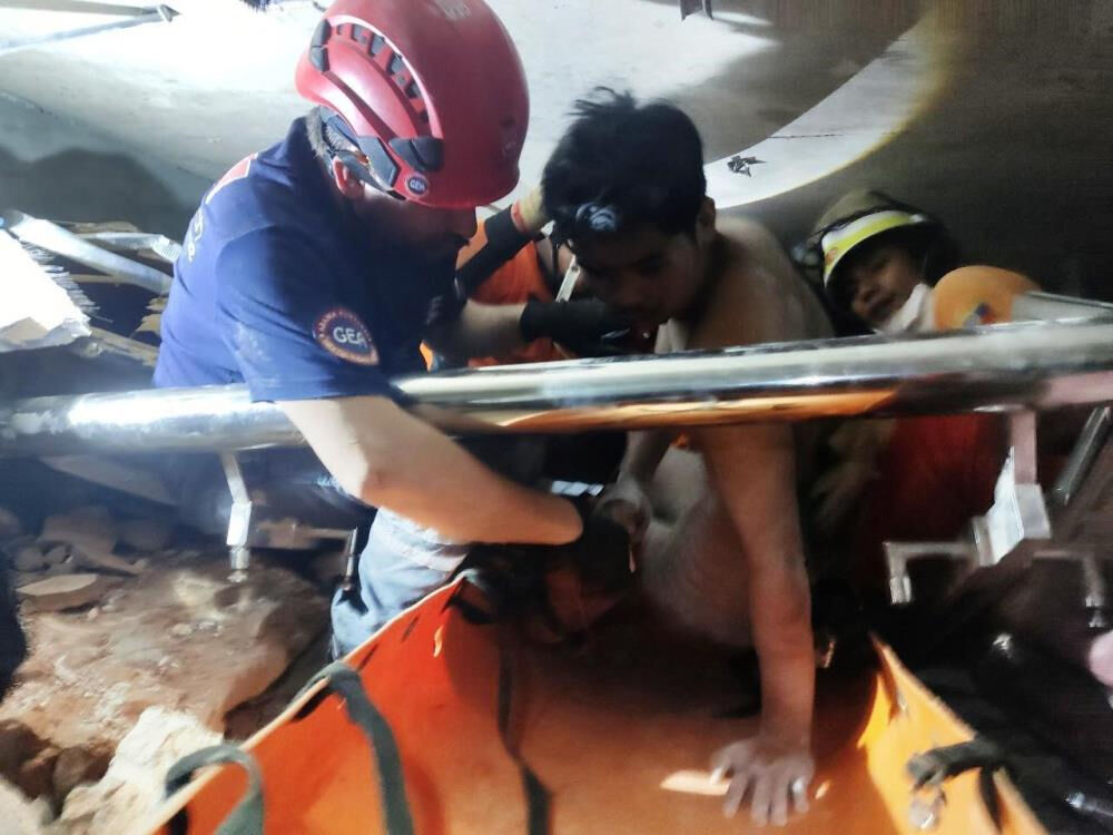 Türk ekibi deprem felaketinin yaşandığı Myanmar'da! Enkazdan 2 kişi sağ çıkarıldı Türk ekibi deprem felaketinin yaşandığı Myanmar'da! Enkazdan 2 kişi sağ çıkarıldı - 1. Resim