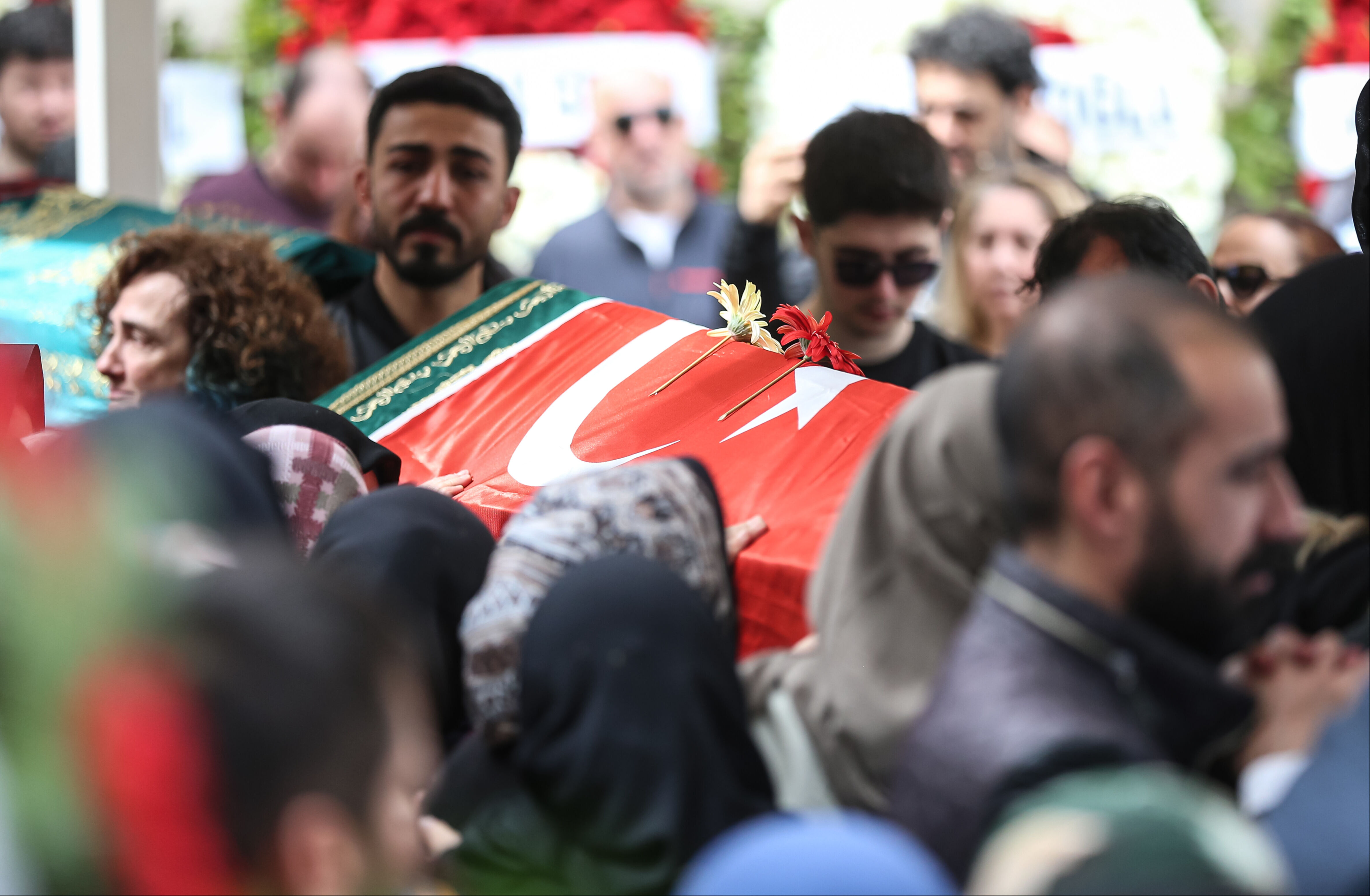 Uludağ'daki yangın faciasında can kaybı arttı! Bir aile yok oldu Uludağ'daki yangın faciasında can kaybı arttı! Bir aile yok oldu - 1. Resim