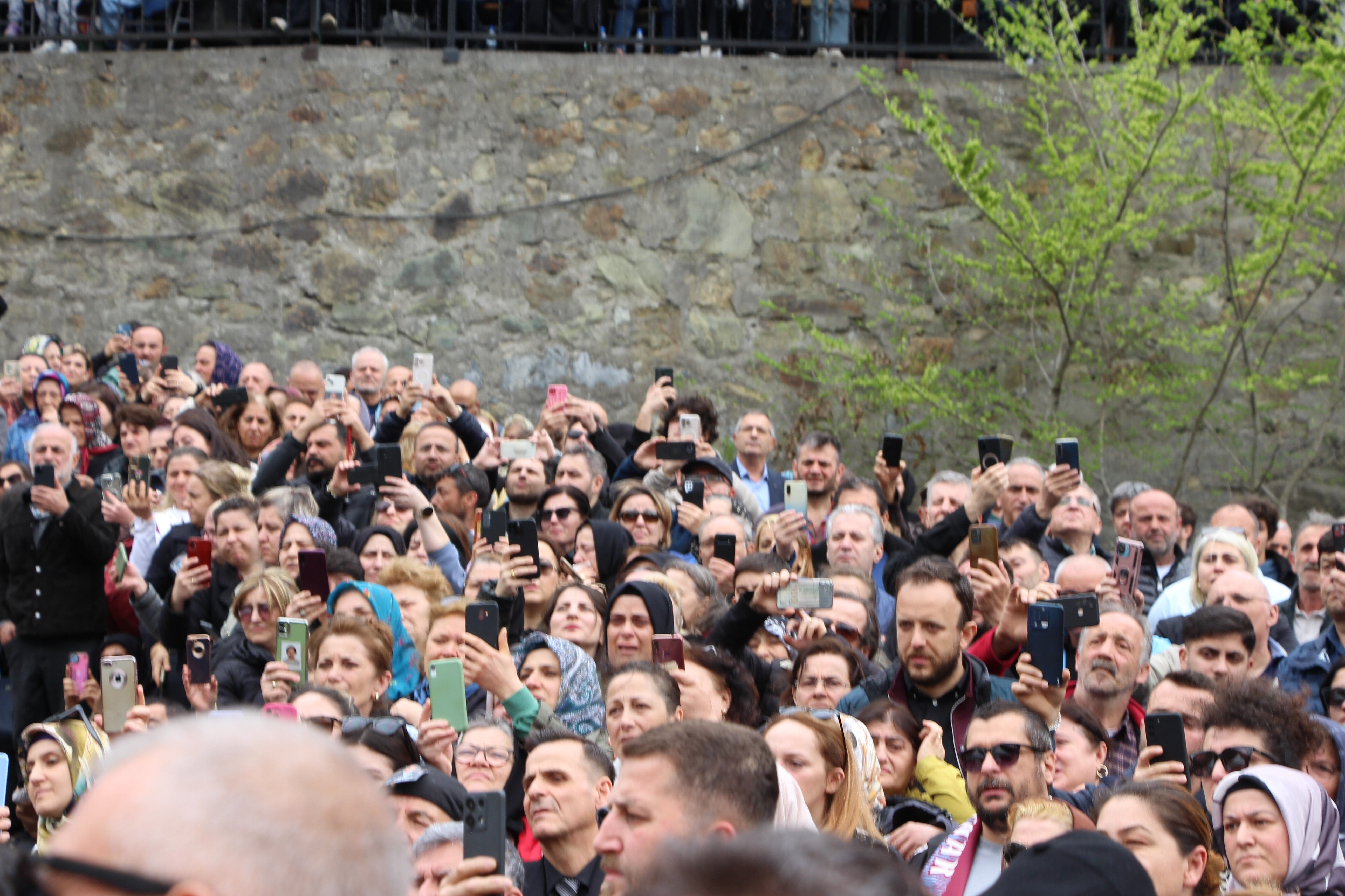 Volkan Konak toprağa verildi! Ceviz ağacı detayı dikkat çekti: "Hesapladım" Volkan Konak toprağa veriliyor! Ceviz ağacı detayı dikkat çekti: "Hesapladım" - 3. Resim