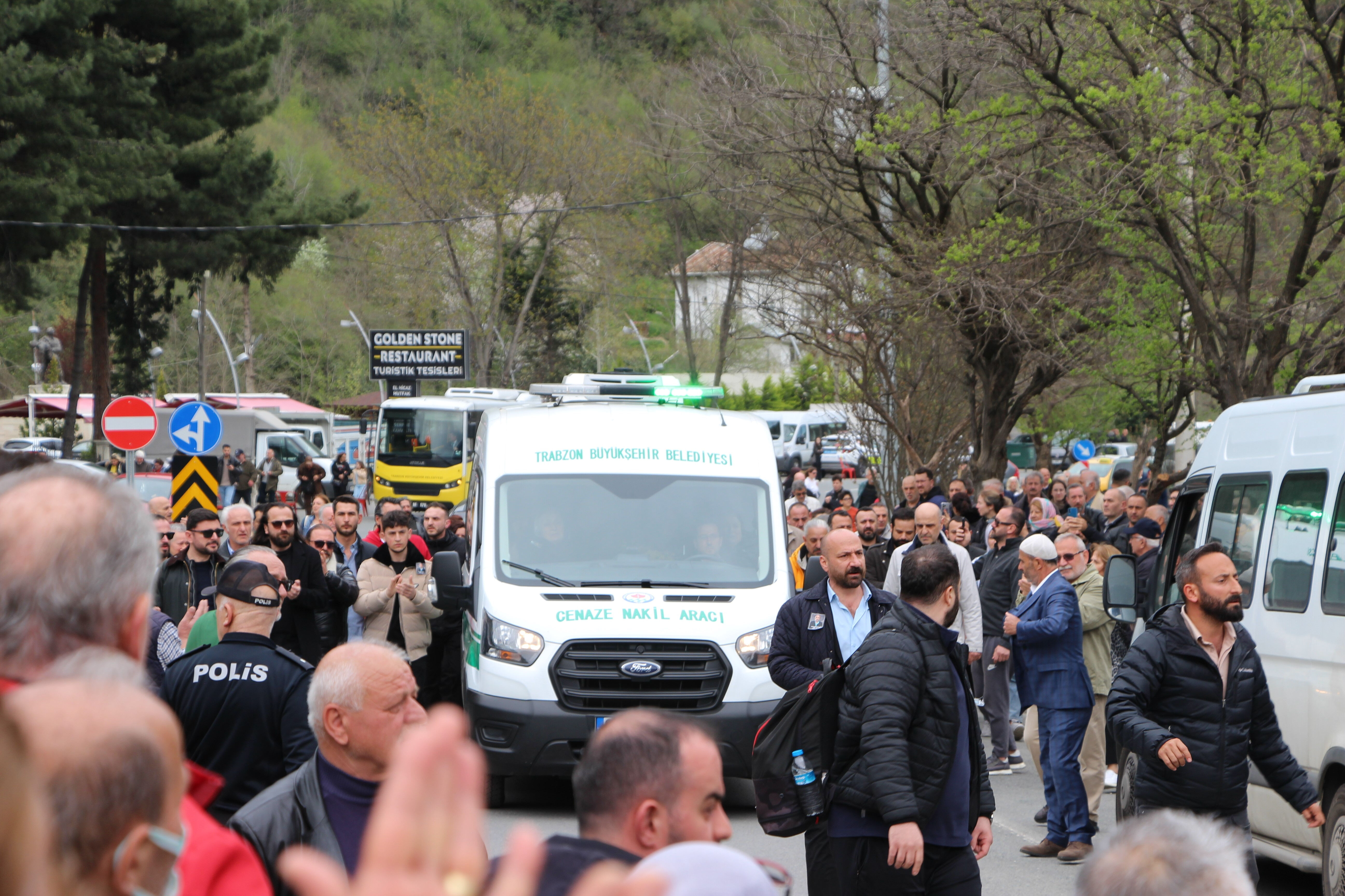 Volkan Konak toprağa verildi! Ceviz ağacı detayı dikkat çekti: "Hesapladım" Volkan Konak toprağa veriliyor! Ceviz ağacı detayı dikkat çekti: "Hesapladım" - 1. Resim