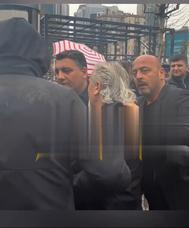 Volkan Konak'ın cenazesinde taciz skandalı! Ünlü isim yaka paça dışarı atıldı - 2. Resim