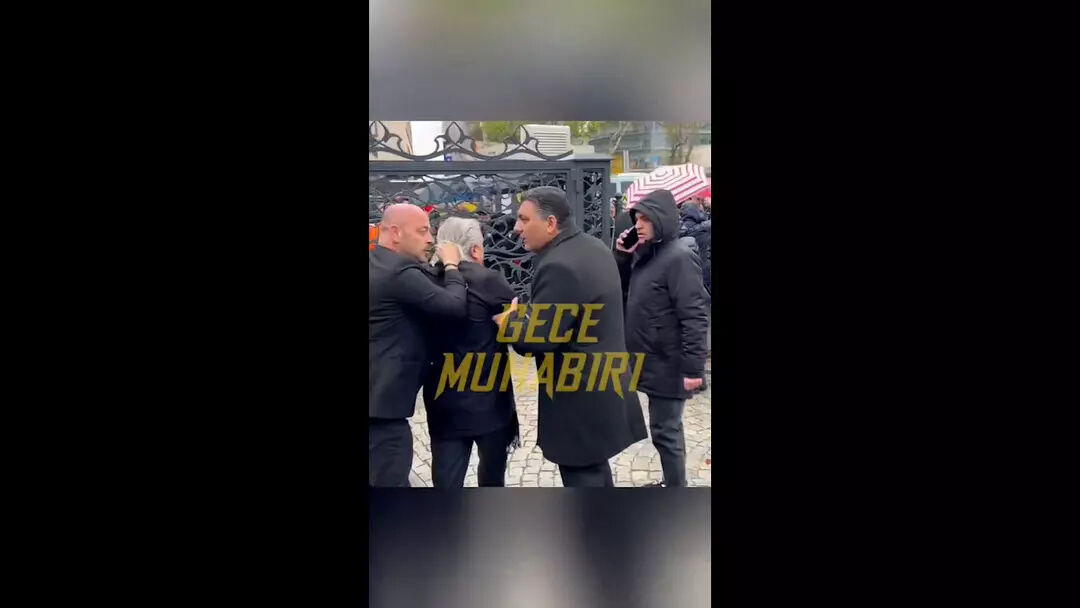 Volkan Konak'ın cenazesinde taciz skandalı! Ünlü isim yaka paça dışarı atıldı - 4. Resim