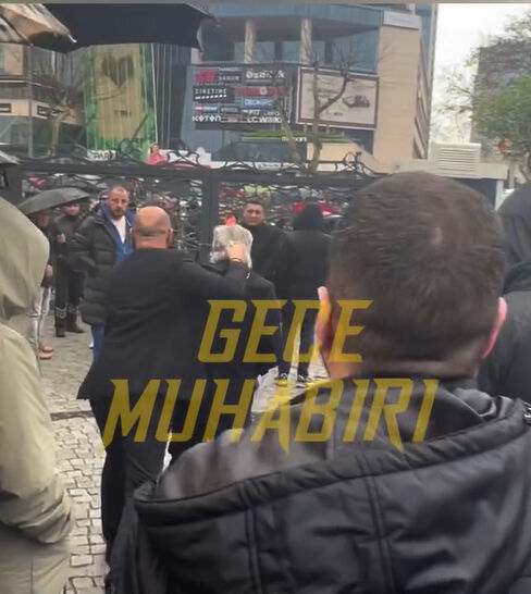 Volkan Konak'ın cenazesinde taciz skandalı! Ünlü isim yaka paça dışarı atıldı - 3. Resim