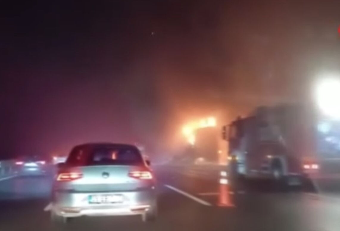 Yavuz Sultan Selim köprüsünde tır yangını! Araçlar ne olduğunu anlayamadı, o anlar kameraya yansıdı - 1. Resim