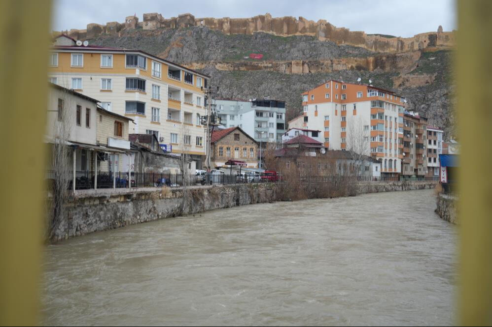 Bayburt'ta ürküten görüntü! 15 günde bir insan boyunu geçti... - 2. Resim