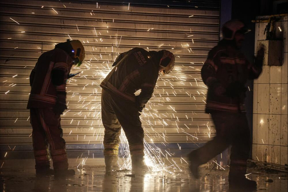 Bursa'da sıcak saatler! Büyük yangın çıktı, ekipler seferber oldu Bursa'da sıcak saatler! Büyük yangın çıktı, ekipler seferber oldu - 2. Resim