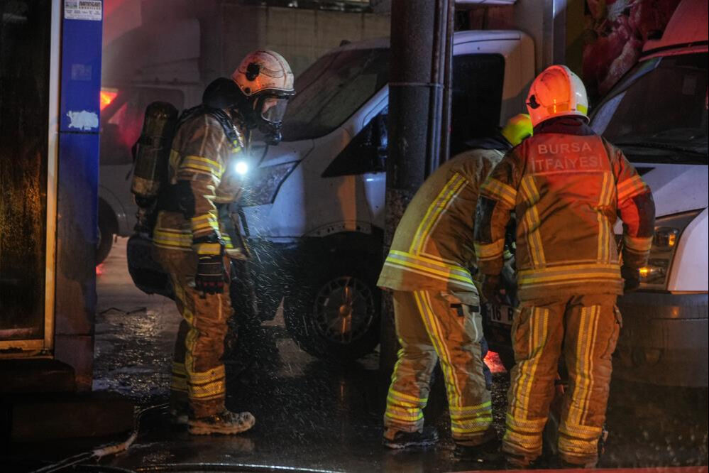 Bursa'da sıcak saatler! Büyük yangın çıktı, ekipler seferber oldu Bursa'da sıcak saatler! Büyük yangın çıktı, ekipler seferber oldu - 3. Resim