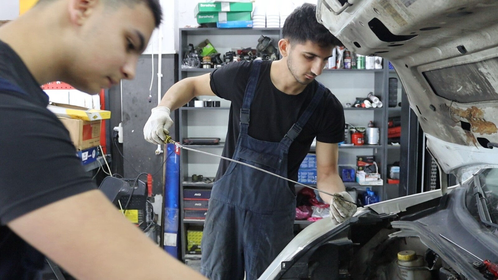 Esnafın ara eleman isyanı! Gençlere seslendiler: Korkmayın, sabredin ve altın bileziği takın! Esnafın ara eleman isyanı! Gençlere seslendiler: Korkmayın, sabredin ve altın bileziği takın! - 1. Resim