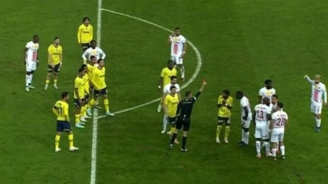 Fred kırmızı kart gördü mü, Trabzonspor maçında oynayacak mı? Kupa maçında görülen kırmızı kartın Lig maçlarına etkisi tartışılıyor! Fred kırmızı kart gördü mü, Trabzonspor maçında oynayacak mı? Kupa maçında görülen kırmızı kartın Lig maçlarına etkisi tartışılıyor! - 2. Resim