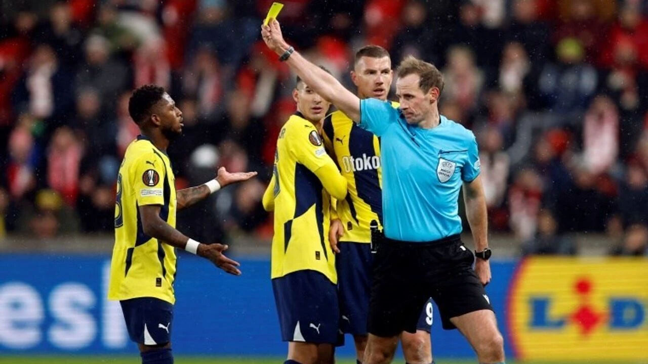 Fred kırmızı kart gördü mü, Trabzonspor maçında oynayacak mı? Kupa maçında görülen kırmızı kartın Lig maçlarına etkisi tartışılıyor! Fred kırmızı kart gördü mü, Trabzonspor maçında oynayacak mı? Kupa maçında görülen kırmızı kartın Lig maçlarına etkisi tartışılıyor! - 3. Resim