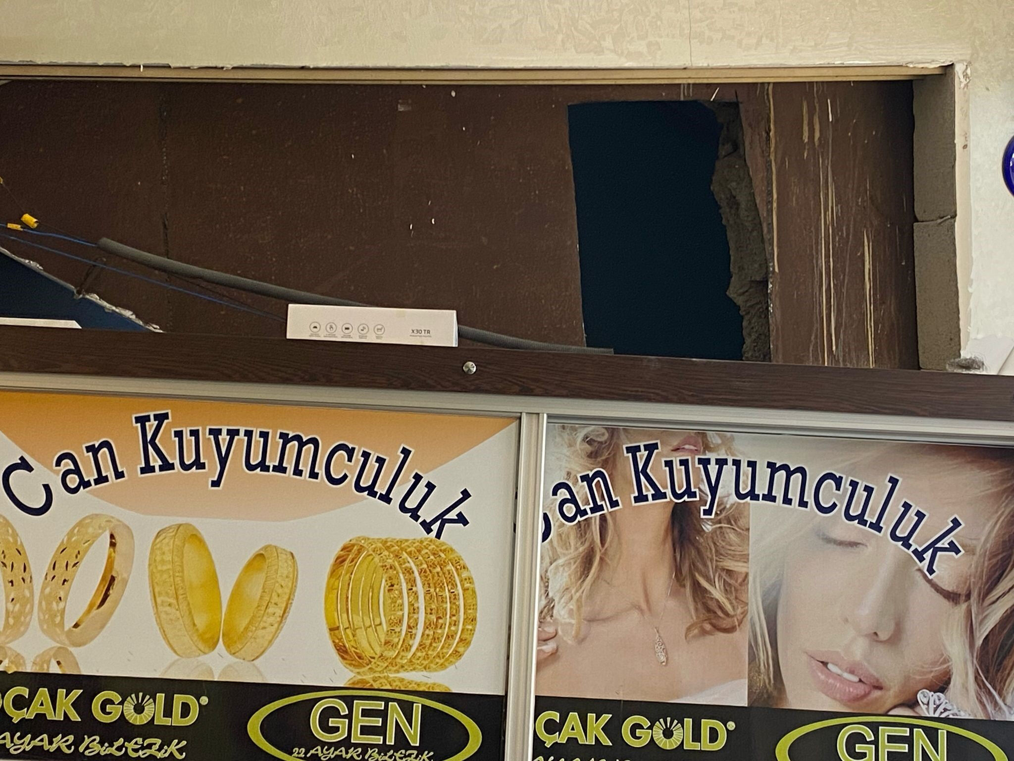 Hırsızlıkta son nokta! Cami duvarını kırarak kuyumcu soydu - 1. Resim