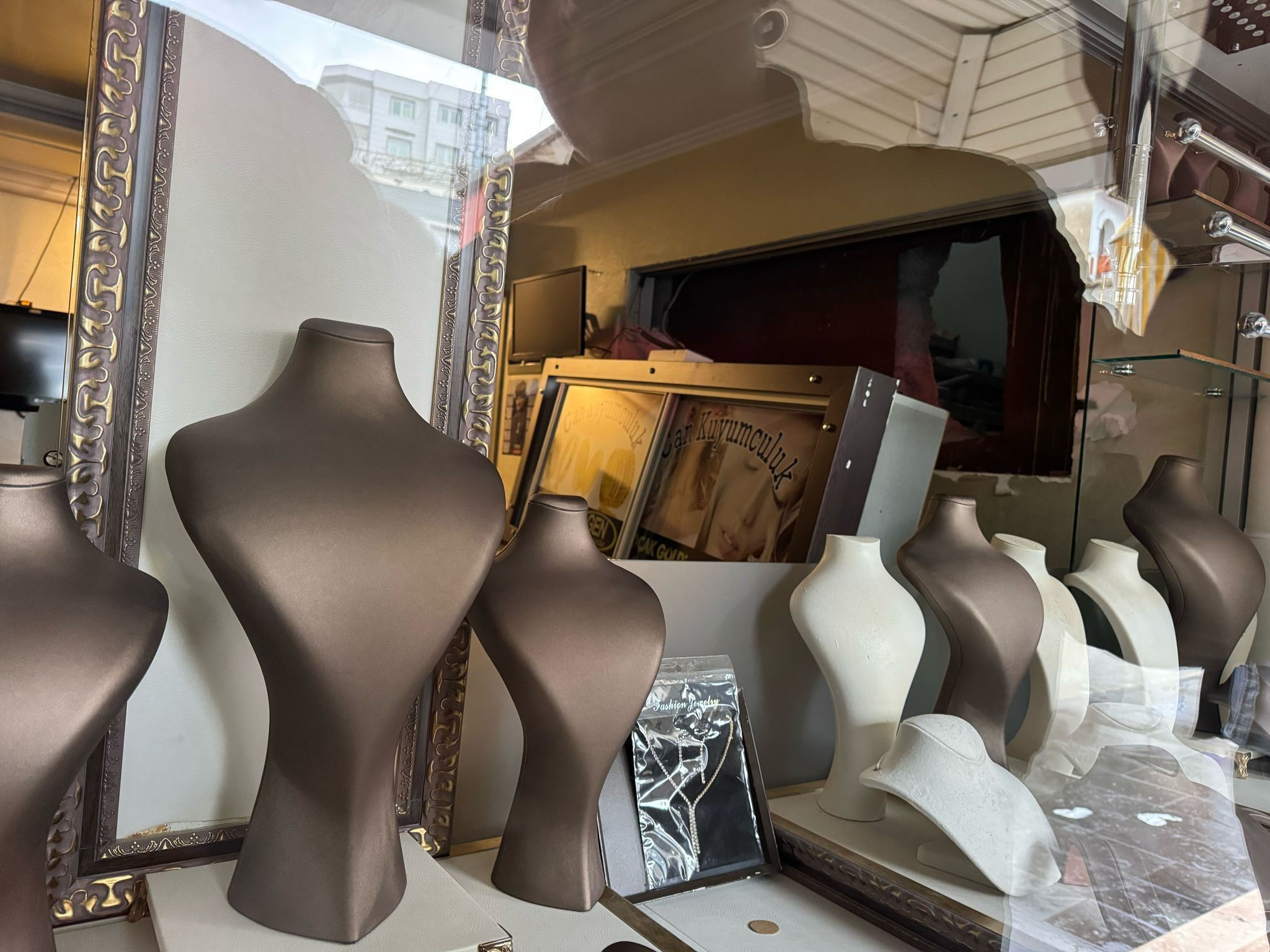 Hırsızlıkta son nokta! Cami duvarını kırarak kuyumcu soydu - 2. Resim