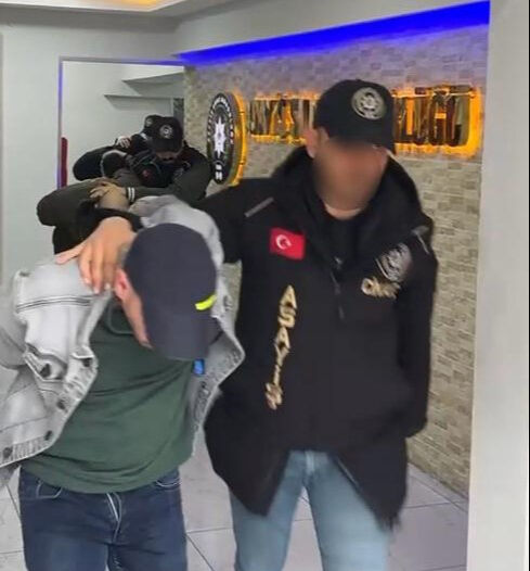 İzmir’de müzikhol önünde silahlı çatışma! 3 ölü, çok sayıda tutuklu var İzmir’de müzikhol önünde silahlı çatışma! 3 ölü, çok sayıda tutuklu var - 3. Resim