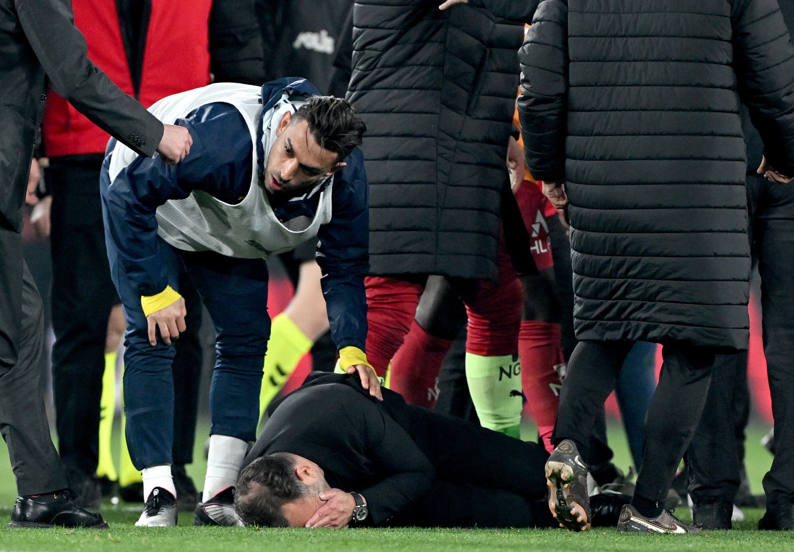 Jose Mourinho'dan skandal hareket! Kadıköy'de şok görüntüler - 1. Resim