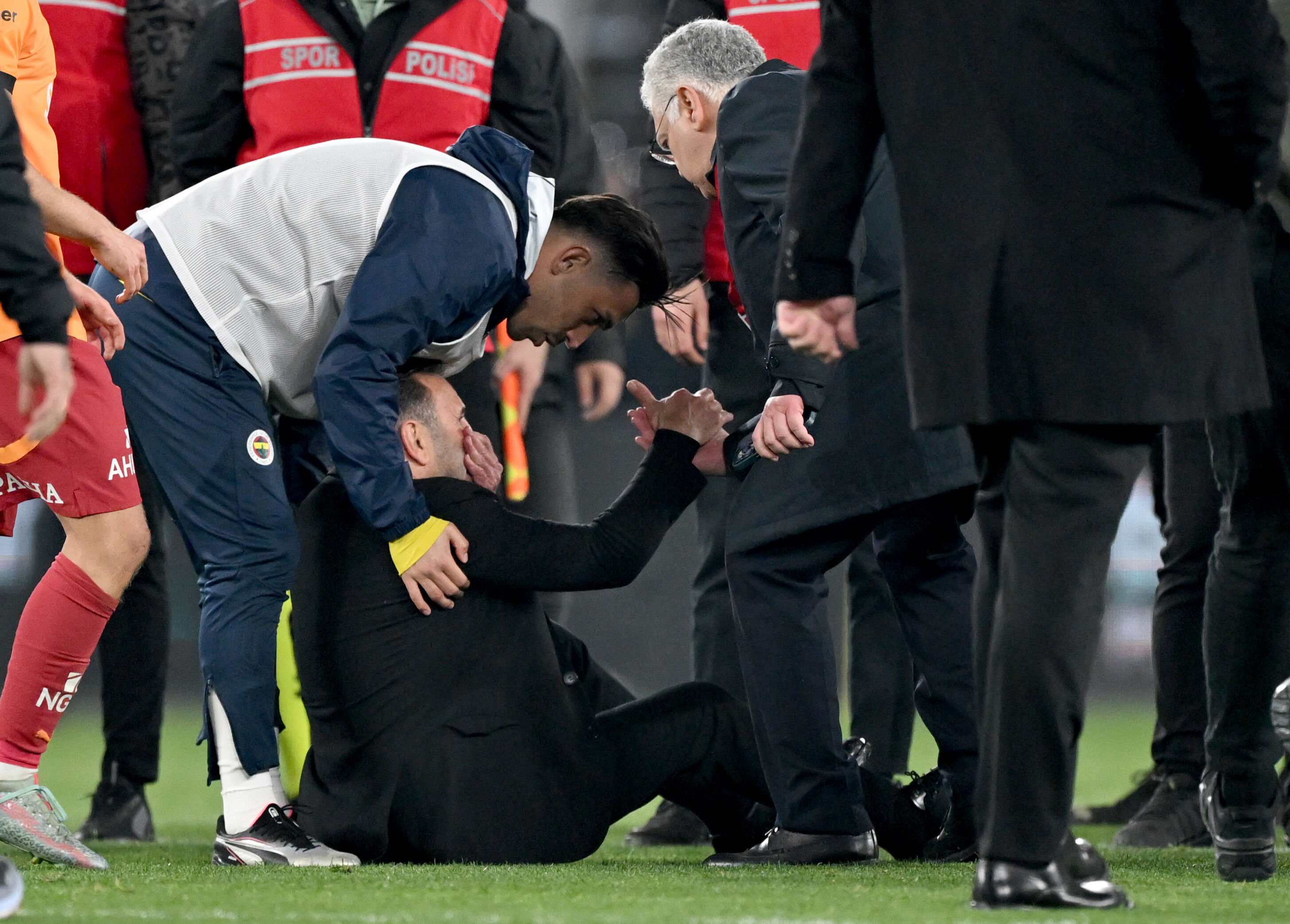 Jose Mourinho'dan skandal hareket! Kadıköy'de şok görüntüler - 2. Resim