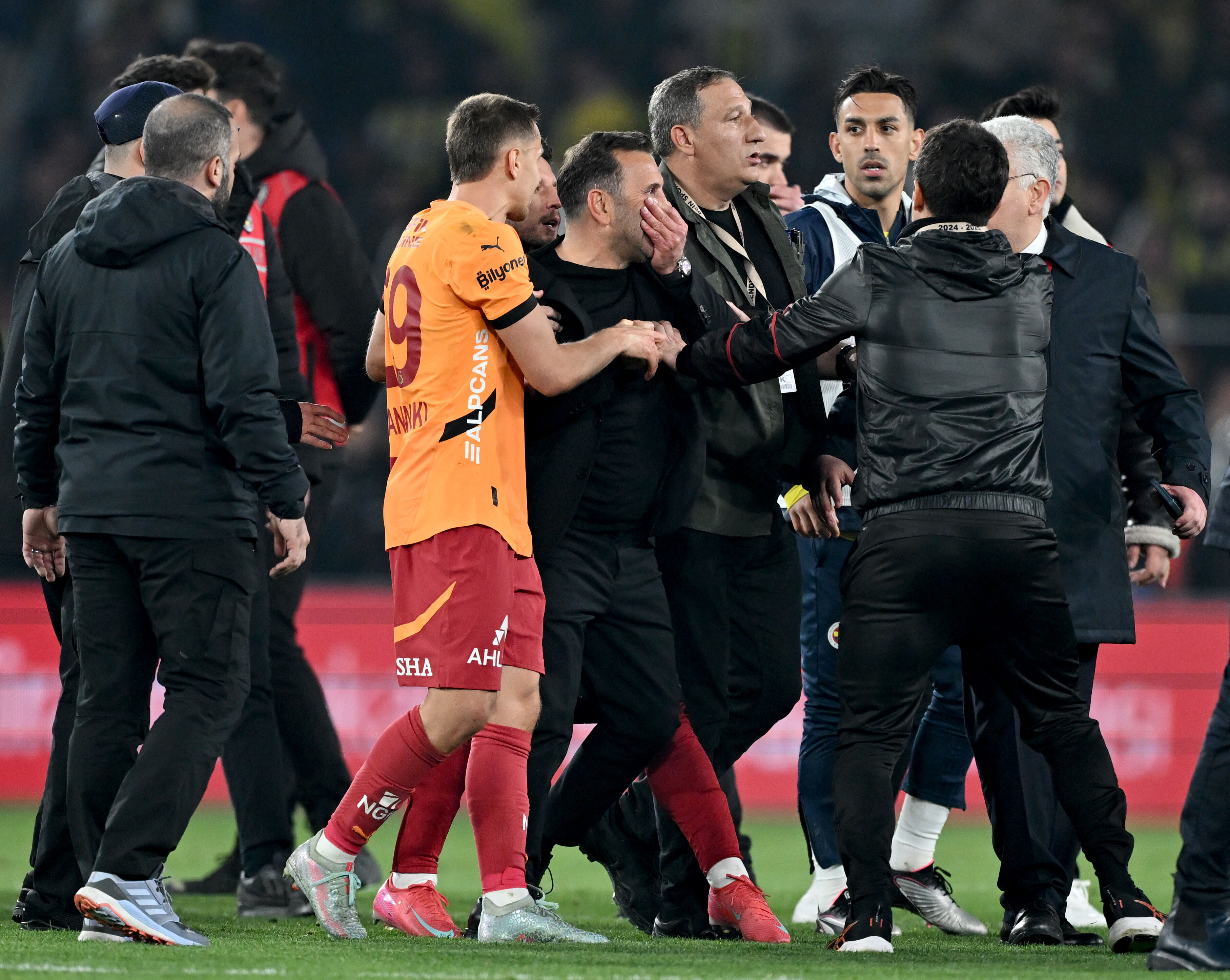 Mourinho Okan Buruk'un burnunu sıktığı için ceza alır mı, kaç maç ceza alabilir? - 2. Resim
