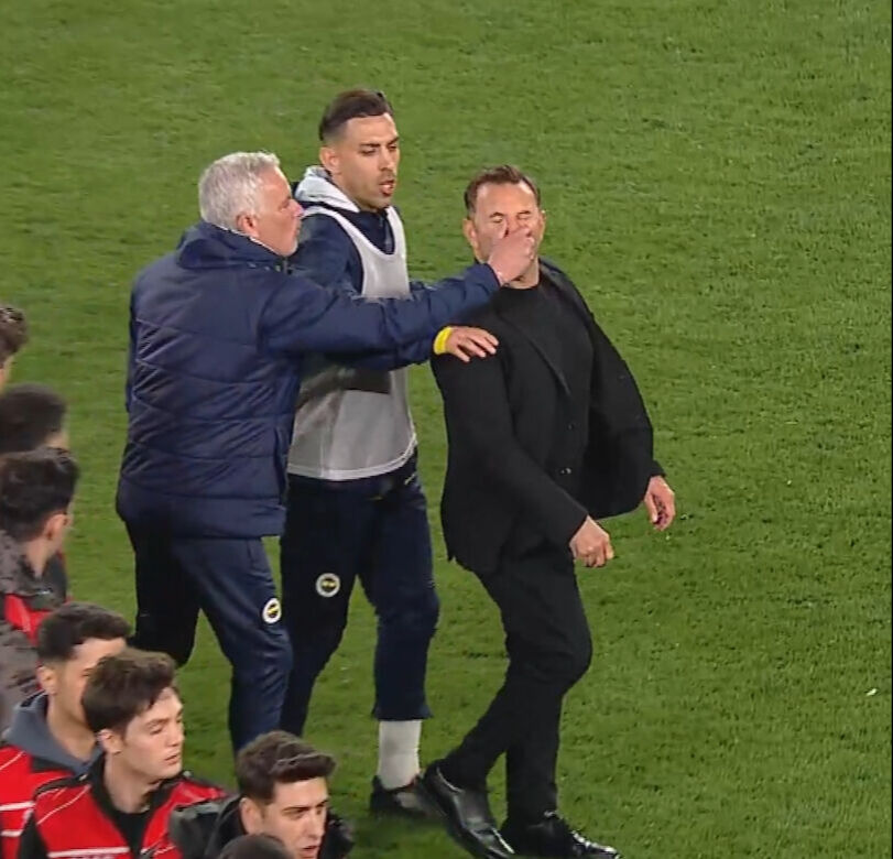 Mourinho Okan Buruk'un burnunu sıktığı için ceza alır mı, kaç maç ceza alabilir? - 1. Resim