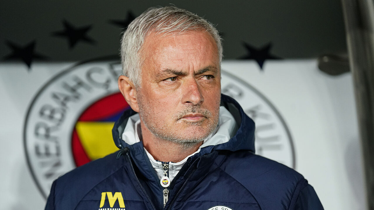 Özel bir yıkım! Jose Mourinho, dördüncü derbiden de boynu bükük ayrıldı Özel bir yıkım! Jose Mourinho, dördüncü derbiden de boynu bükük ayrıldı - 1. Resim
