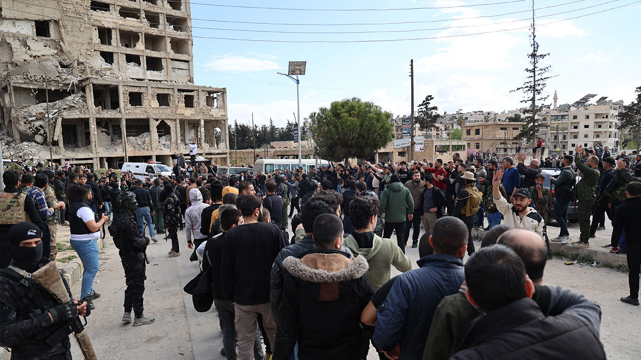 Şam ile PKK/YPG anlaşmasının ilk adımı! Halep'te 100 tutsak salıverildi - 1. Resim