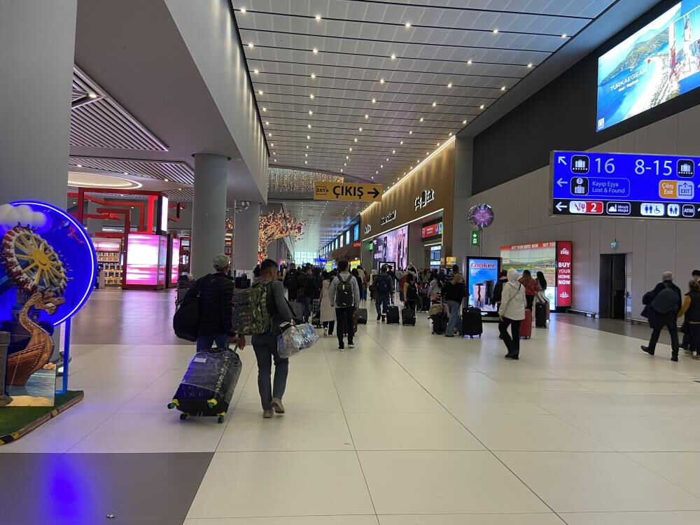 Tatilciler dönüş yolculuğuna geçti! İstanbul Havalimanı'nda yoğunluk başladı Tatilciler dönüş yolculuğuna geçti! İstanbul Havalimanı'nda yoğunluk başladı - 1. Resim
