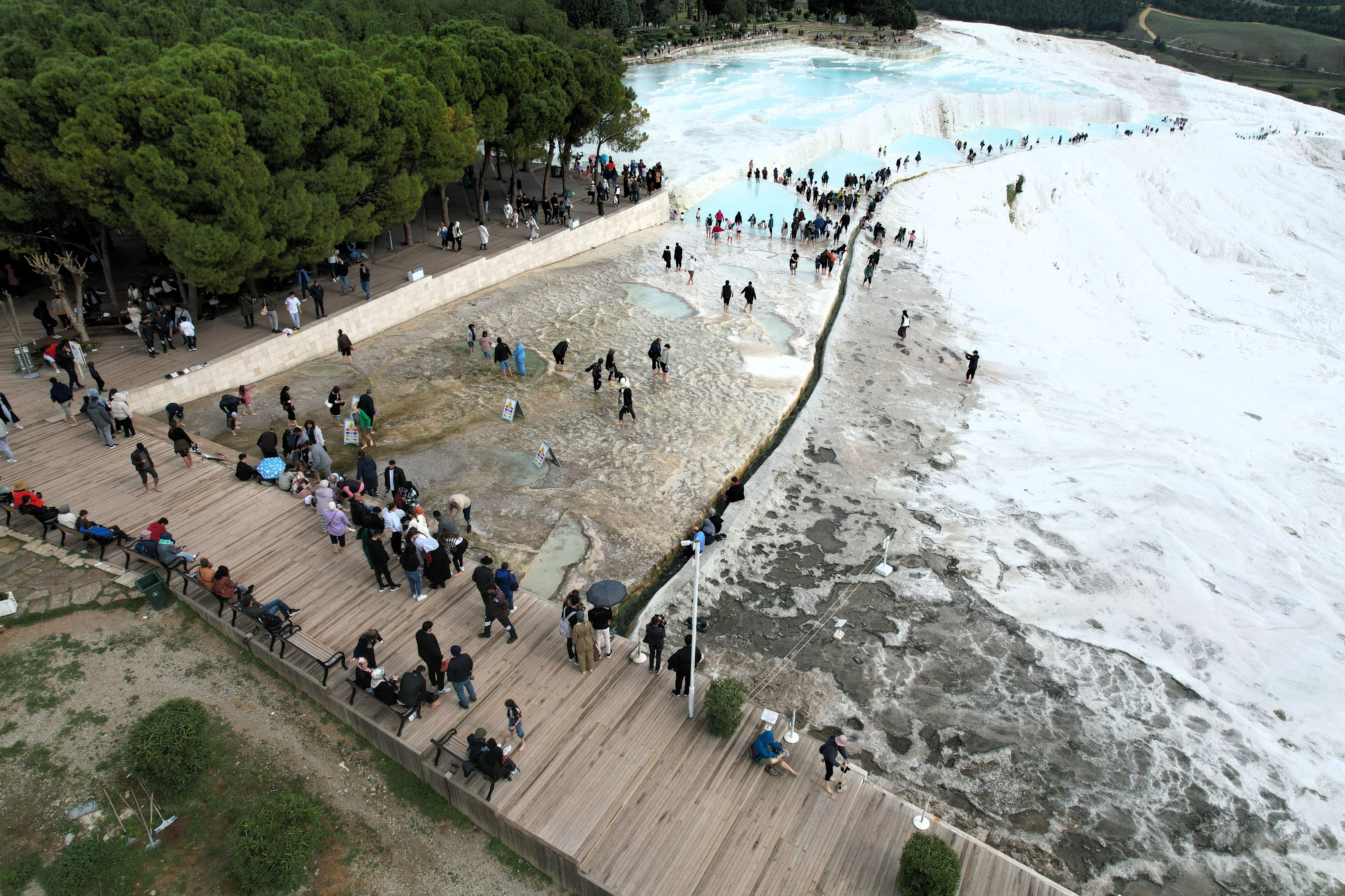 Türkiye'nin Beyaz Cennet'inde büyük yoğunluk! Bayram tatilinde on binlerce kişiyi ağırladı Türkiye'nin Beyaz Cennet'inde büyük yoğunluk! Bayram tatilinde on binlerce kişiyi ağırladı - 1. Resim