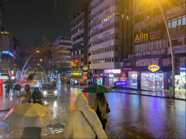 Ankara'yı sağanak ve dolu vurdu, vatandaşlar zor anlar yaşadı Ankara'yı sağanak ve dolu vurdu, vatandaşlar zor anlar yaşadı - 2. Resim