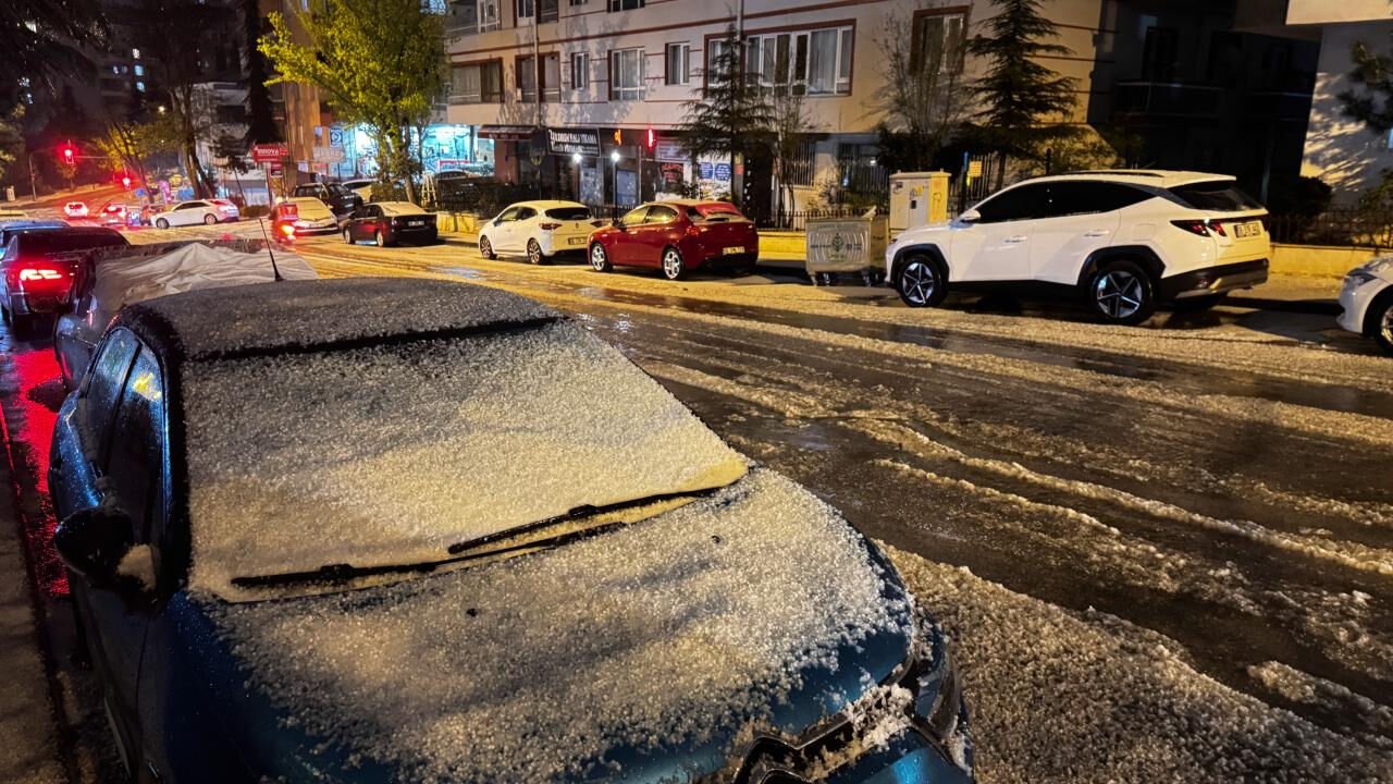 Ankara'yı sağanak ve dolu vurdu, vatandaşlar zor anlar yaşadı Ankara'yı sağanak ve dolu vurdu, vatandaşlar zor anlar yaşadı - 1. Resim