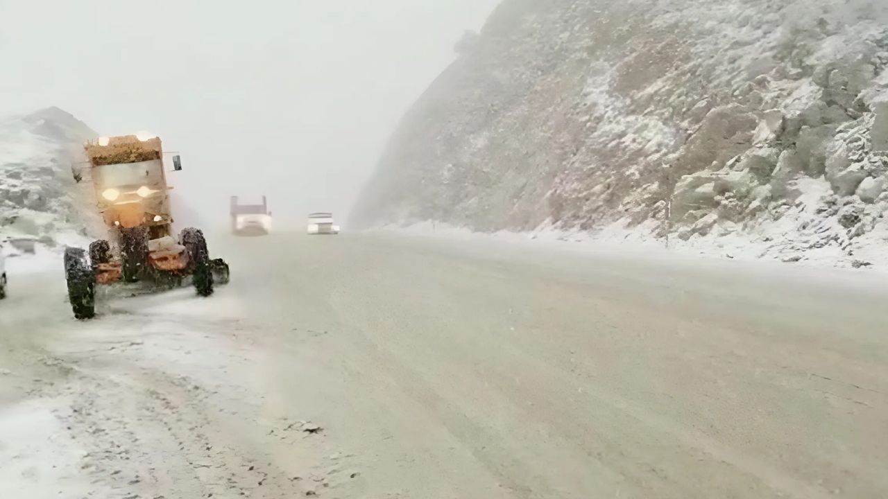 Antalya'ya nisan ayında kar yağdı, her yer beyaza büründü Antalya'ya nisan ayında kar yağdı, her yer beyaza büründü