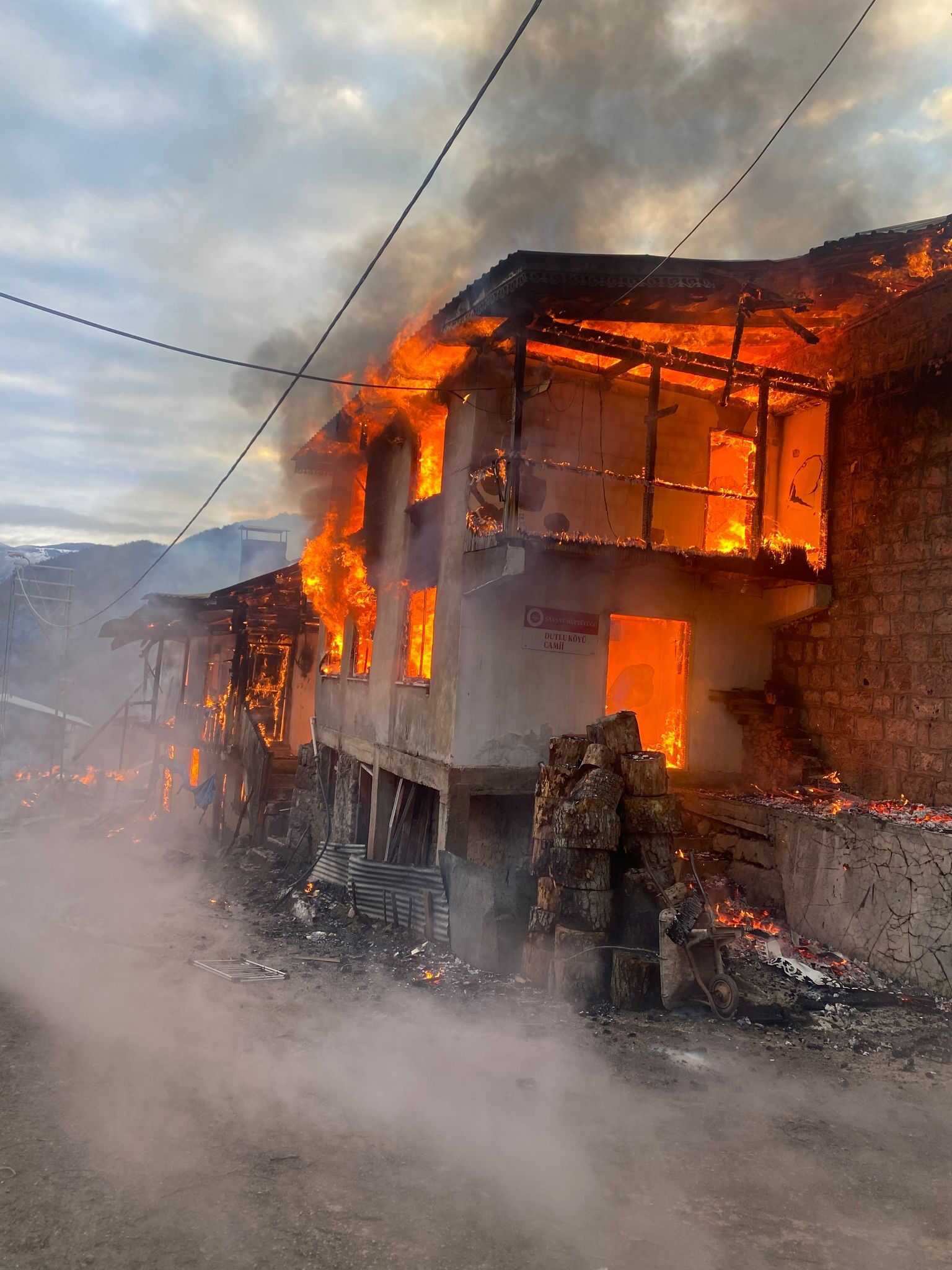 Artvin'de büyük yangın çıktı! Çok sayıda kül oldu, alevler camiye de sıçradı - 1. Resim