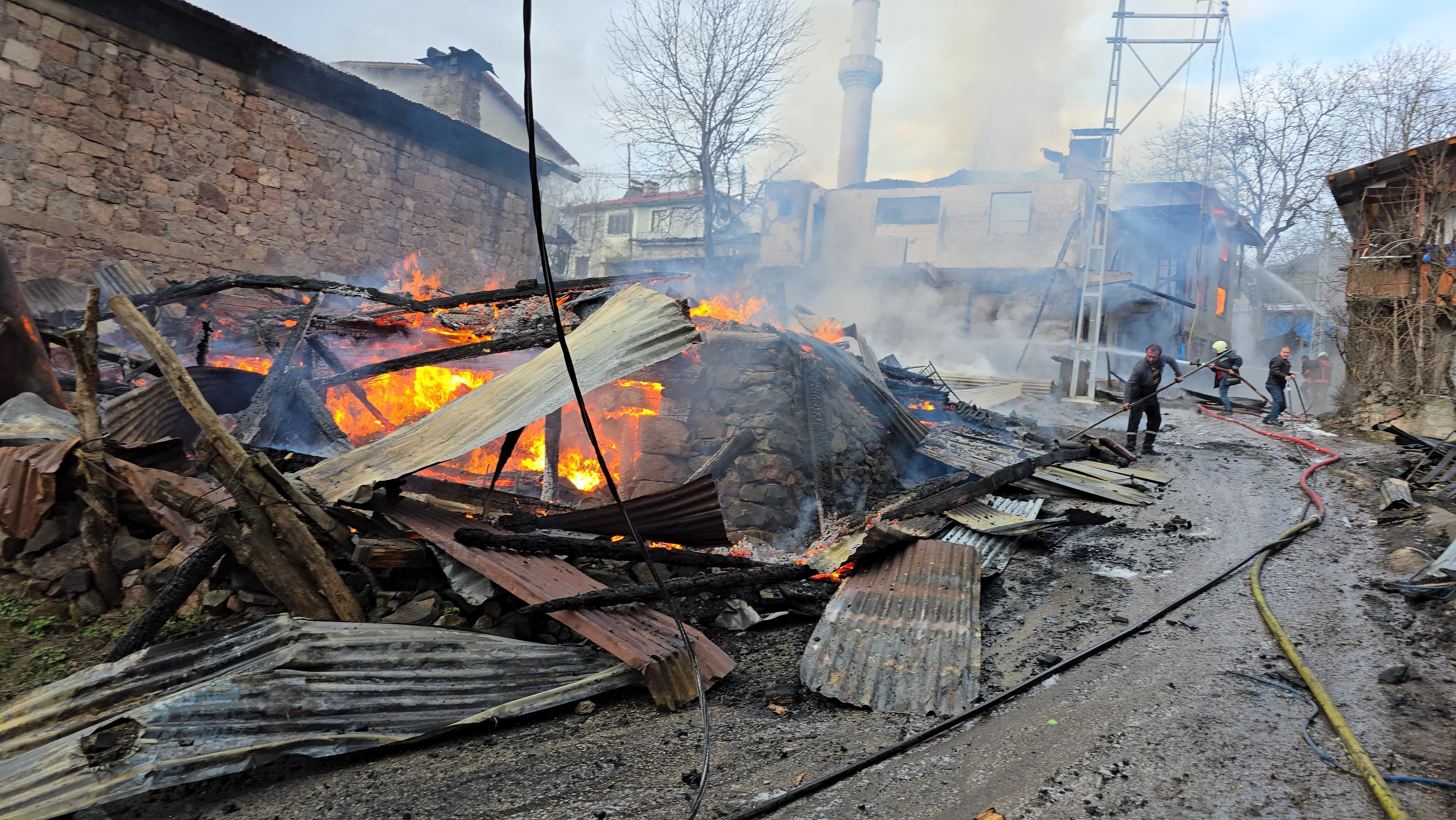 Artvin'de büyük yangın çıktı! Çok sayıda kül oldu, alevler camiye de sıçradı - 3. Resim