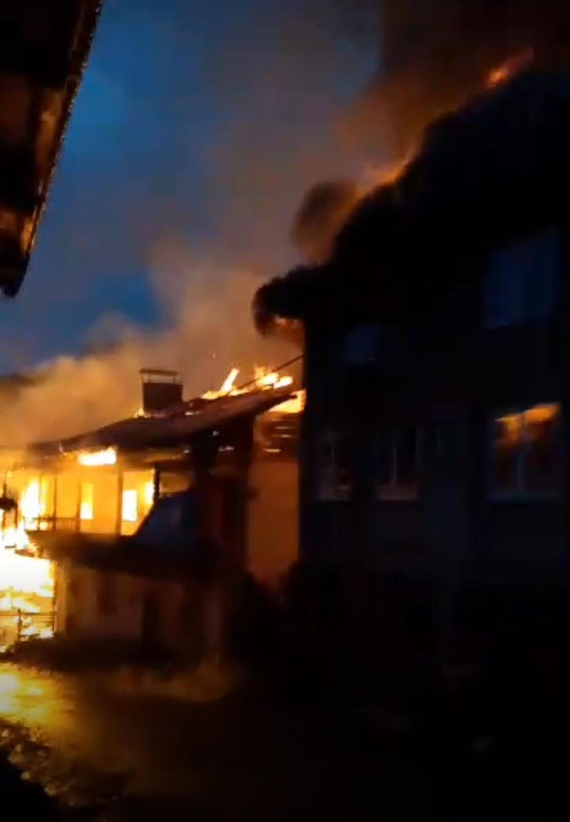 Artvin'de büyük yangın çıktı! Çok sayıda kül oldu, alevler camiye de sıçradı - 2. Resim