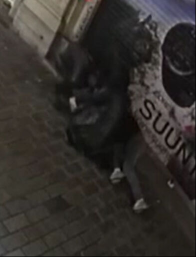 Beyoğlu’nda sıcak saatler! Kadına şiddet uygulayan kişiye bekçi müdahale etti Beyoğlu’nda sıcak saatler! Kadına şiddet uygulayan kişiye bekçi müdahale etti - 1. Resim