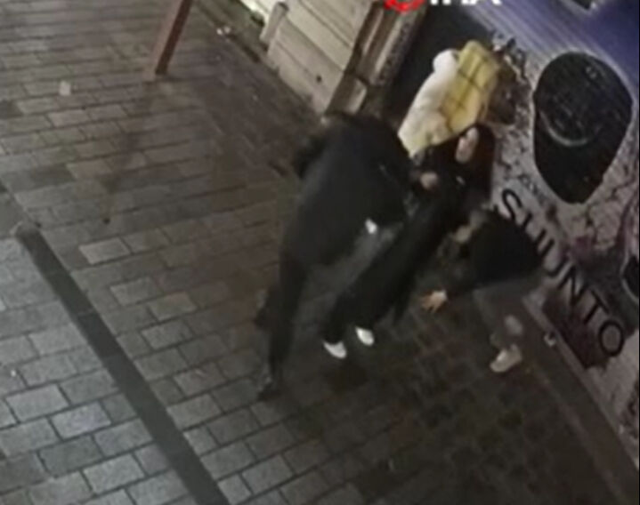 Beyoğlu’nda sıcak saatler! Kadına şiddet uygulayan kişiye bekçi müdahale etti Beyoğlu’nda sıcak saatler! Kadına şiddet uygulayan kişiye bekçi müdahale etti - 2. Resim