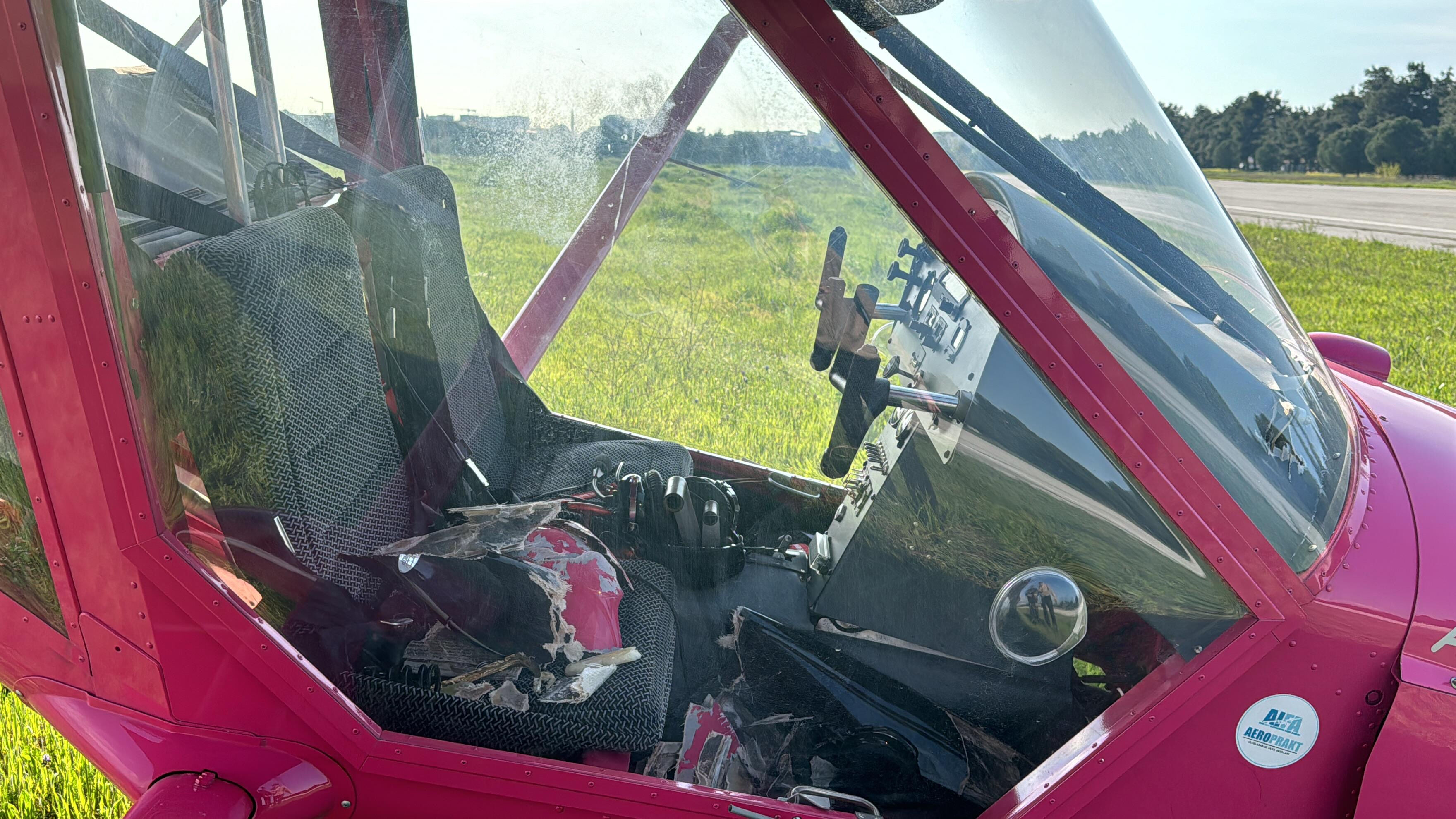 Bursa'da iniş takımı arıza yapan eğitim uçağı çakıldı! 2 kişi yaralandı Bursa'da iniş takımı arıza yapan eğitim uçağı çakıldı! 2 kişi yaralandı - 2. Resim