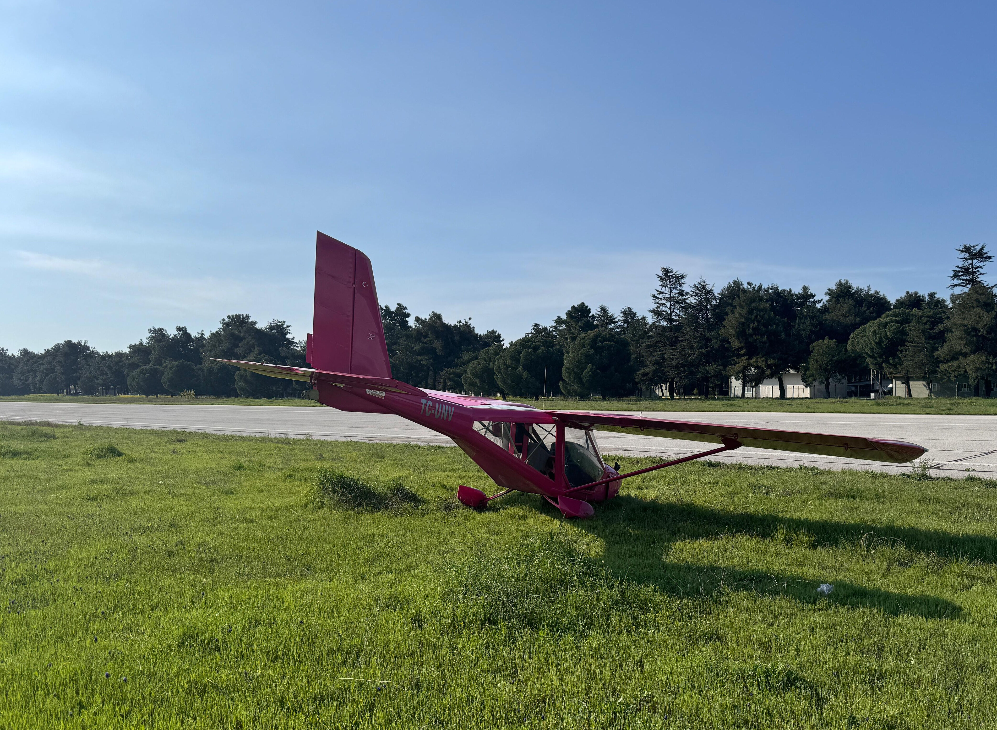 Bursa'da iniş takımı arıza yapan eğitim uçağı çakıldı! 2 kişi yaralandı Bursa'da iniş takımı arıza yapan eğitim uçağı çakıldı! 2 kişi yaralandı - 1. Resim