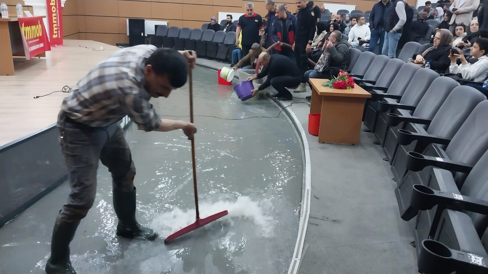 Deprem uzmanı Naci Görür salonu terk etti! Konferans salonunda beklenmedik olay Deprem uzmanı Naci Görür salonu terk etti! Konferans salonunda beklenmedik olay - 2. Resim