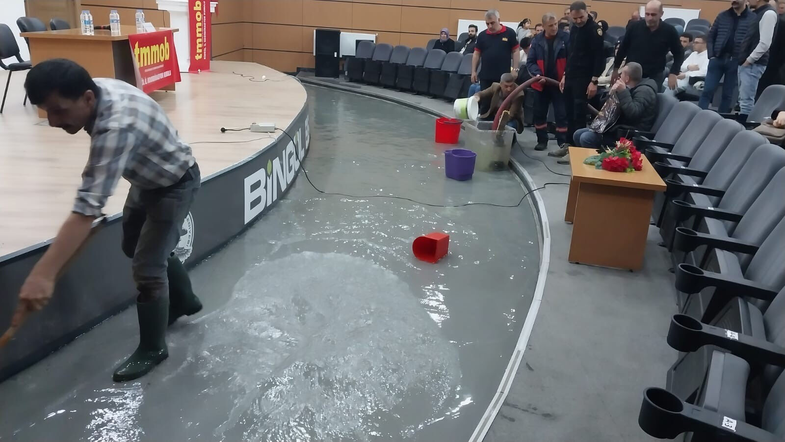 Deprem uzmanı Naci Görür salonu terk etti! Konferans salonunda beklenmedik olay Deprem uzmanı Naci Görür salonu terk etti! Konferans salonunda beklenmedik olay - 1. Resim